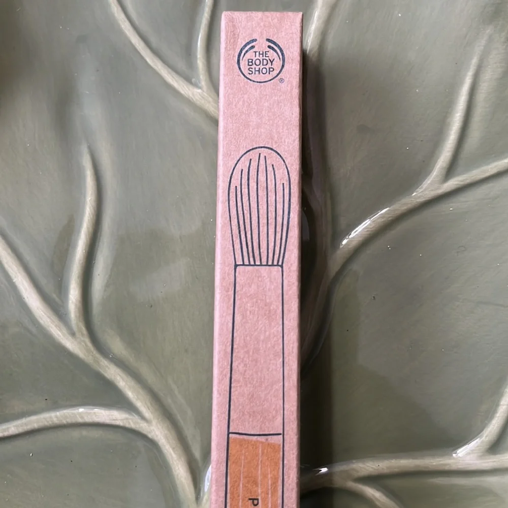 The Body Shop Highlighter Brush. New in box.